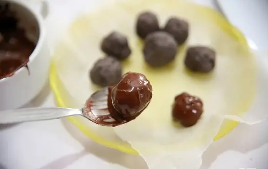 lăn kẹo vào lớp socola