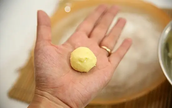 nặn tròn viên kẹo