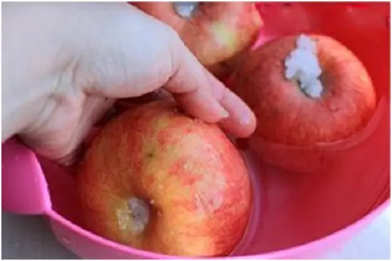 ngâm táo với nước muối
