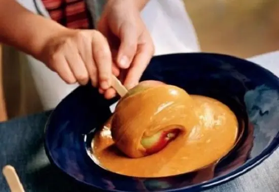 nhúng táo vào caramel
