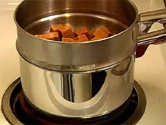 đun chảy kẹo caramel