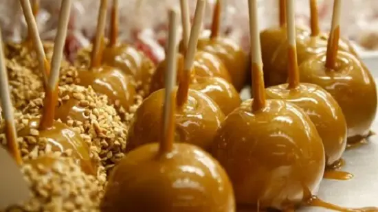 nhúng táo vào caramel và lạc