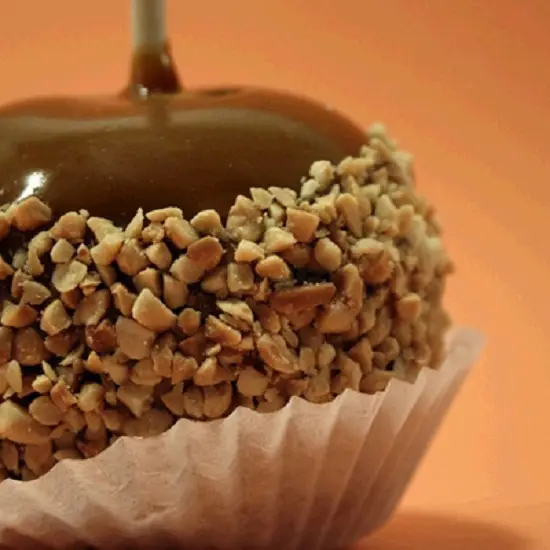để táo vào khuôn bánh cupcake