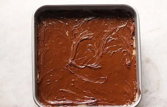 phết socola vào bánh