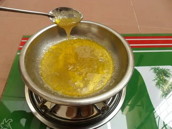 đun chảy bơ làm khoai lang chiên bơ