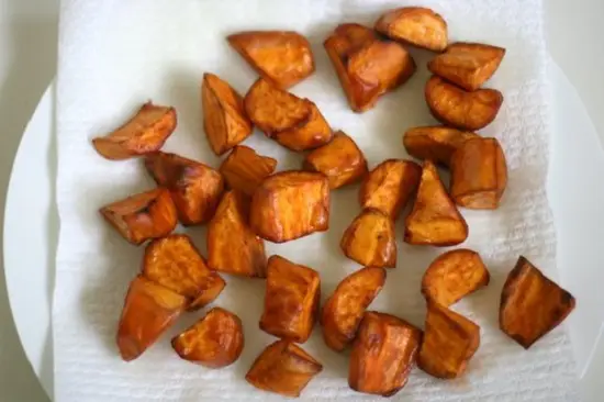 để khoai cho ráo dầu