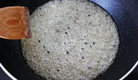 thêm ít nước để hòa tan đường và muối