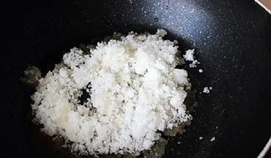 cho đường và muối vào chảo
