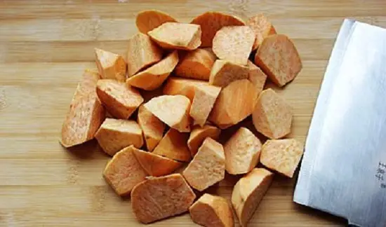 thái khoai thành những miếng vừa ăn