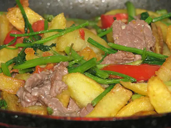 khoai-tay-xao-thit-bo-sieu-ngon-sieu-don-gian-4