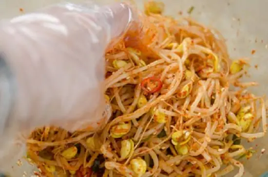 trộn đều nguyên liệu