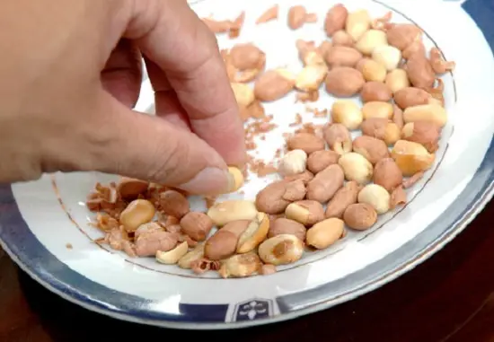 Cách làm lạc rang sa tế lạ miệng ngon cơm 2