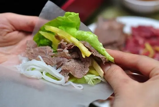lẩu bò nhúng dấm thưởng thức 2