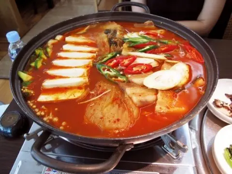 Cách làm lẩu kim chi hải sản nhiều dinh dưỡng