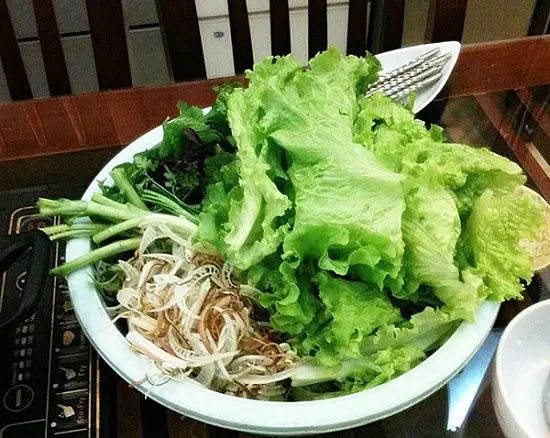 lẩu sườn sụn om sấu chua rửa rau nhúng