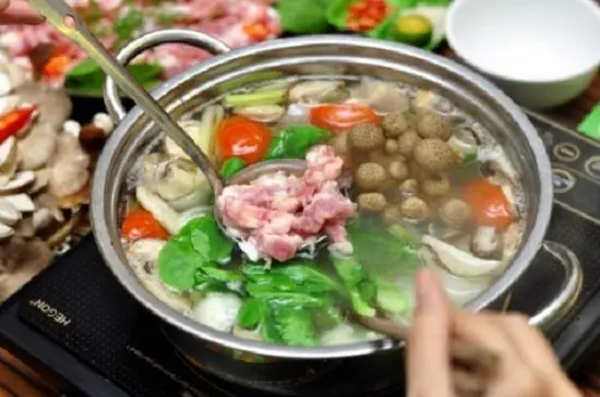 Cách làm lẩu sườn sụn om sấu chua