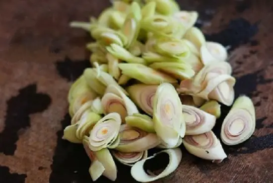 Chuẩn bị nguyên liệu làm lưỡi heo xào riềng sả2