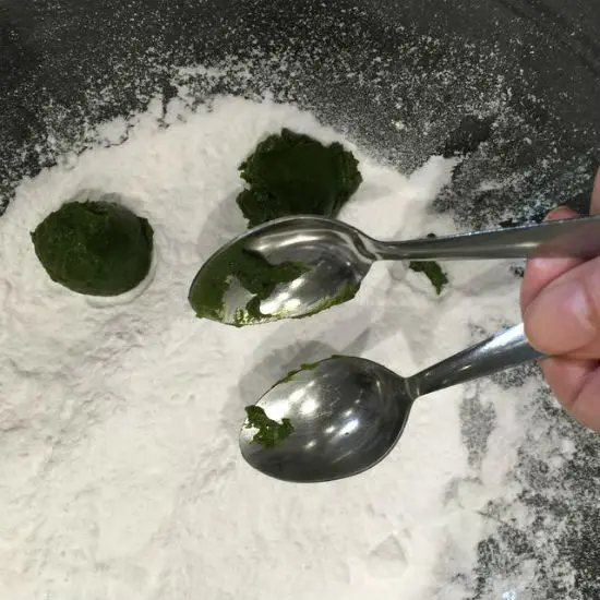 Phủ bột áo lên từng viên bánh matcha cookies