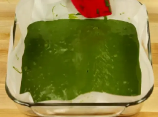 cho hỗn hợp ra khuôn