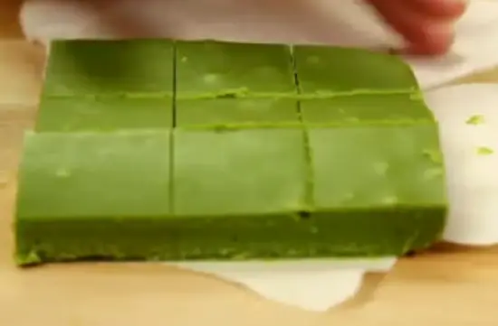 cắt matcha socola thành từng viên nhỏ