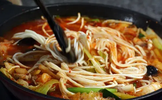 Cách làm mì hải sản hỗn hợp cay ngon cực đã 8