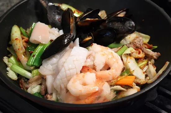 Cách làm mì hải sản hỗn hợp cay ngon cực đã 7