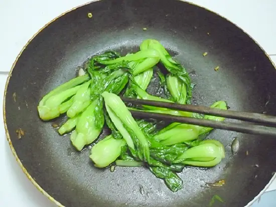 xào rau cải làm món mì xào bò rau cải