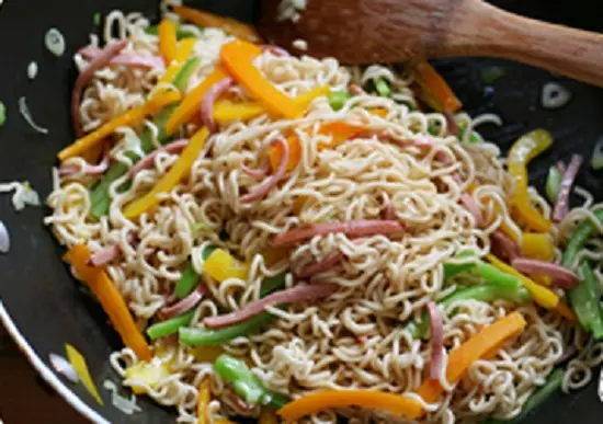 xào mì với rau củ