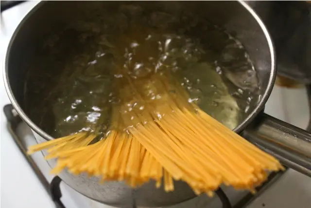 cach lam my spaghetti vit quay sot tieu den b