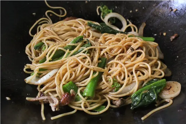 cach lam my spaghetti vit quay sot tieu den f