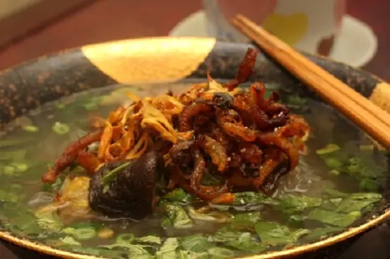 hoàn thành món miến lươn khô giòn