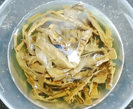 Sơ chế nguyên liệu làm miếng măng vịt