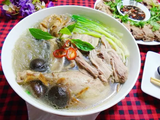 Thưởng thức món miến măng vịt thơm ngon cho bưã sáng