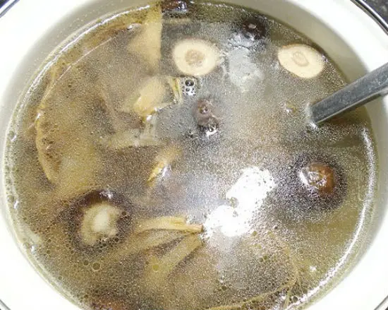 Phần nước dùng chuẩn bị cho món miến măng vịt