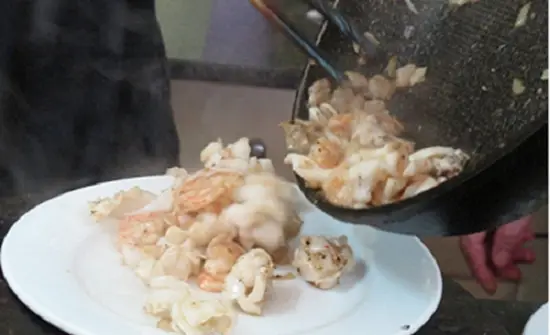 xào săn tôm mực