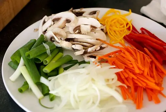 Cách làm miến xào thịt bò rau củ kiểu Hàn 2