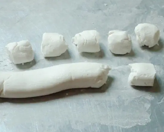 chia bột thành những phần nhỏ