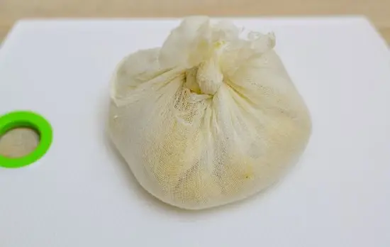 bọc bánh bao vào miếng vải