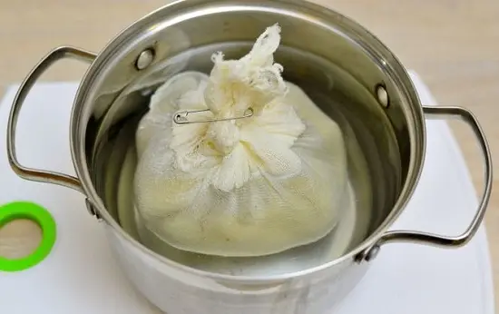 luộc bánh trong nước lạnh