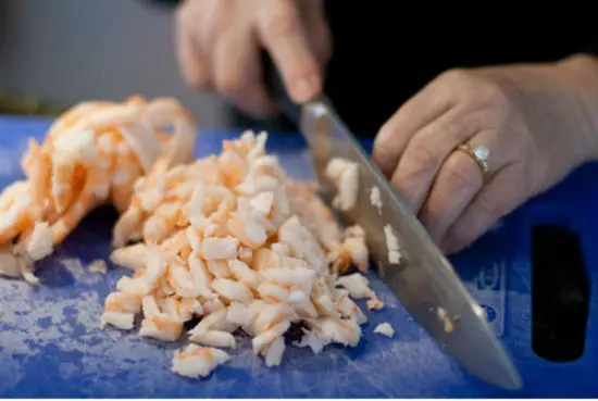 Chuẩn bị phần tôm ăn cùng bánh bèo