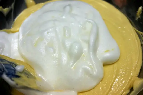 cho lòng trắng trứng trộn với lòng đỏ