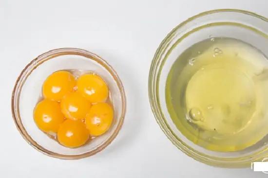 tách riêng lòng đỏ và lòng trắng