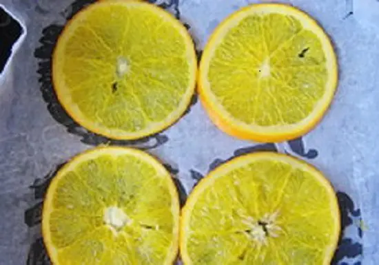 xếp cam vào khuôn bánh