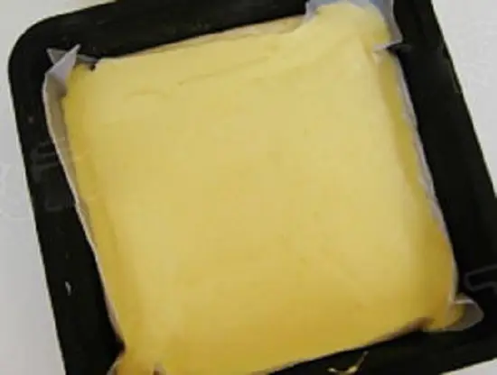 cho bột bánh vào khuôn bánh