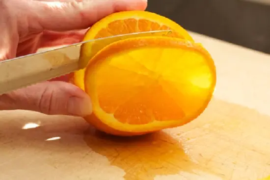 cắt cam thành những khoanh mỏng