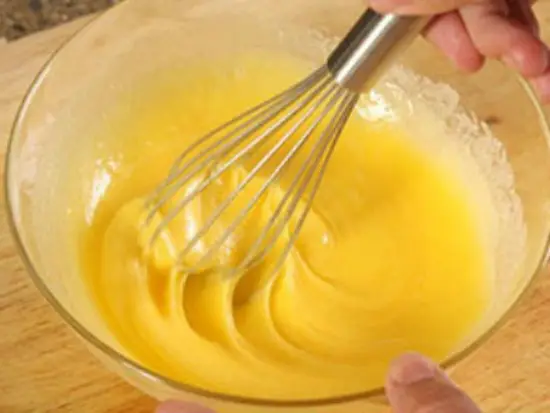 trộn bột với lòng đỏ trứng