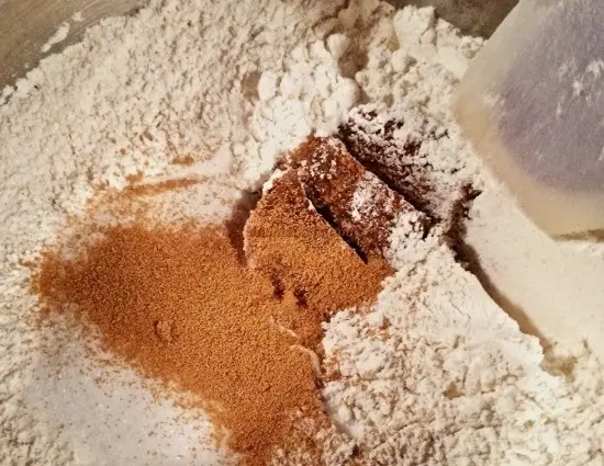 trộn bột mì với các nguyên liệu