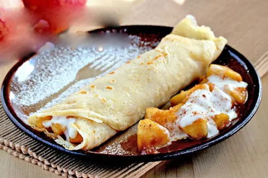 hoàn thiện món bánh crepe nhân táo