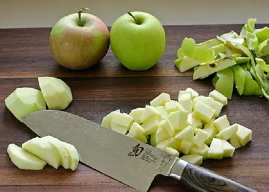 cắt táo thành những miếng nhỏ