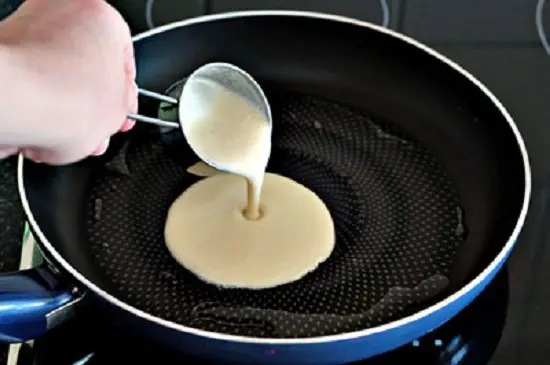 múc bột vào chảo chiên